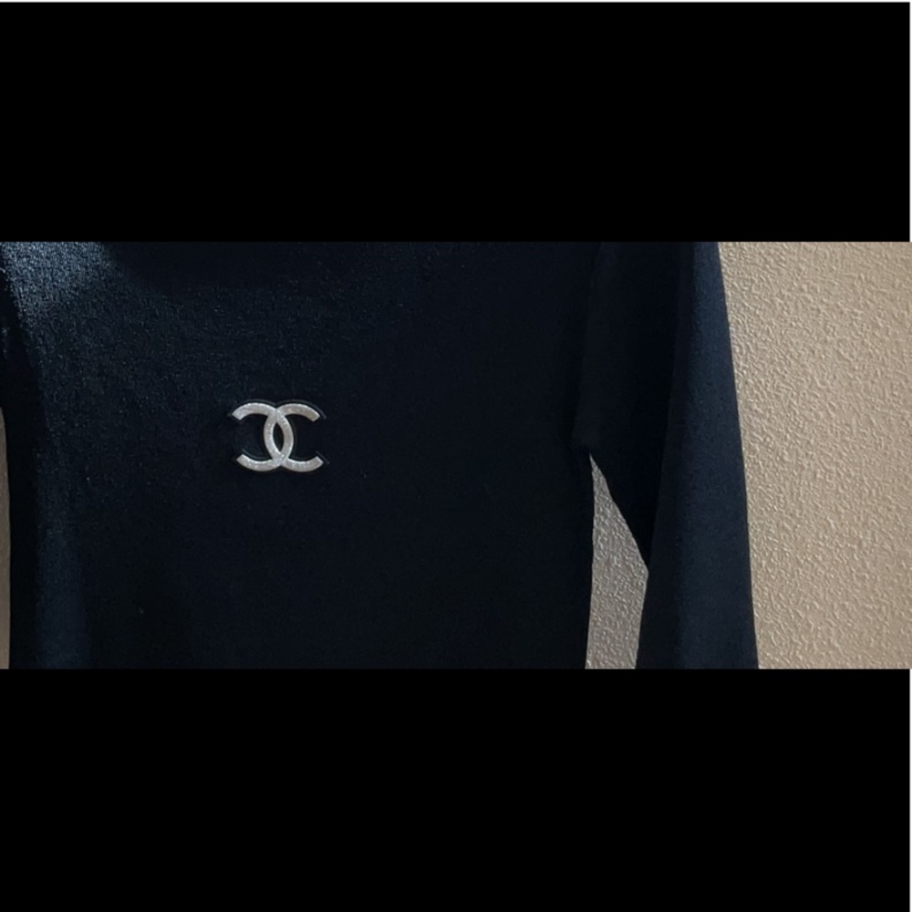 Classic CHANEL vintage ladies sweater. PTP 14in. - Picture 8 of 8